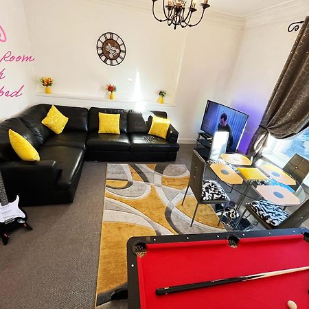 2 Bedrooms Entire Apartment Self Check In Kelty المظهر الخارجي الصورة