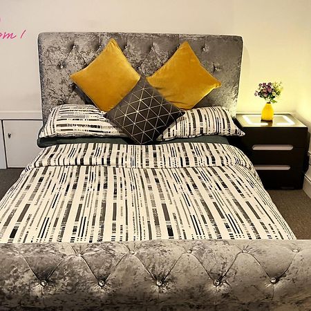 2 Bedrooms Entire Apartment Self Check In Kelty المظهر الخارجي الصورة