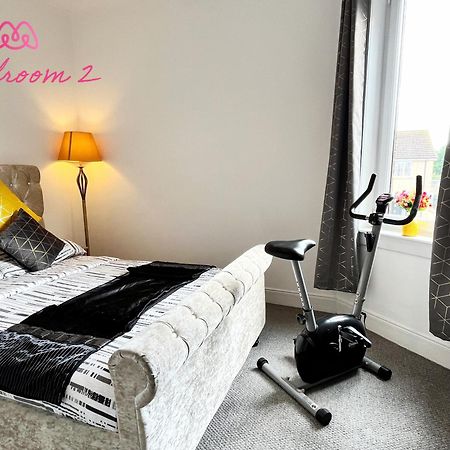 2 Bedrooms Entire Apartment Self Check In Kelty المظهر الخارجي الصورة