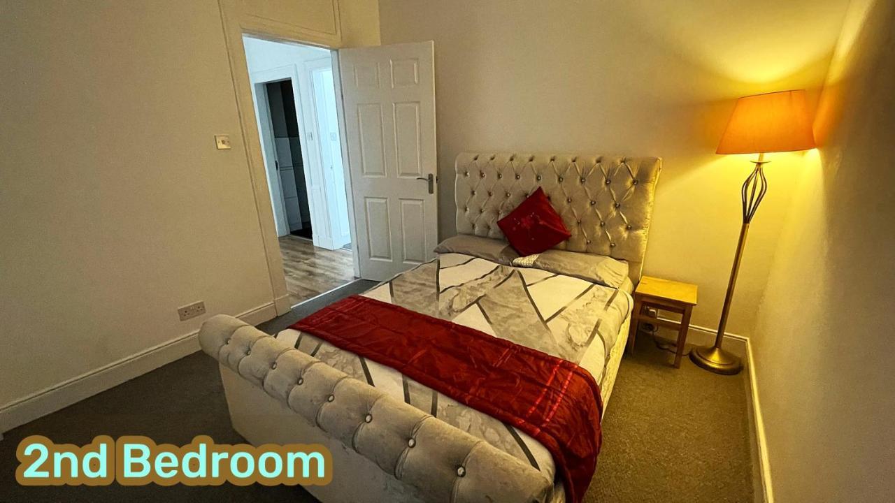 2 Bedrooms Entire Apartment Self Check In Kelty المظهر الخارجي الصورة