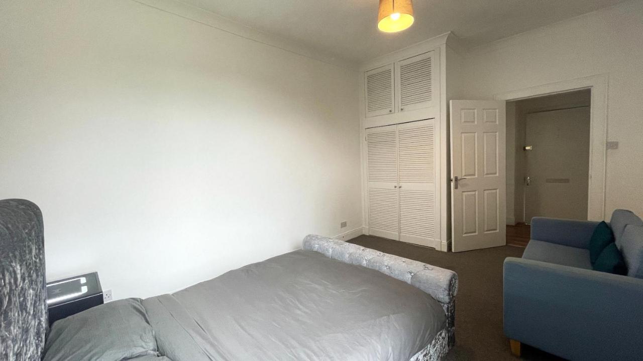 2 Bedrooms Entire Apartment Self Check In Kelty المظهر الخارجي الصورة