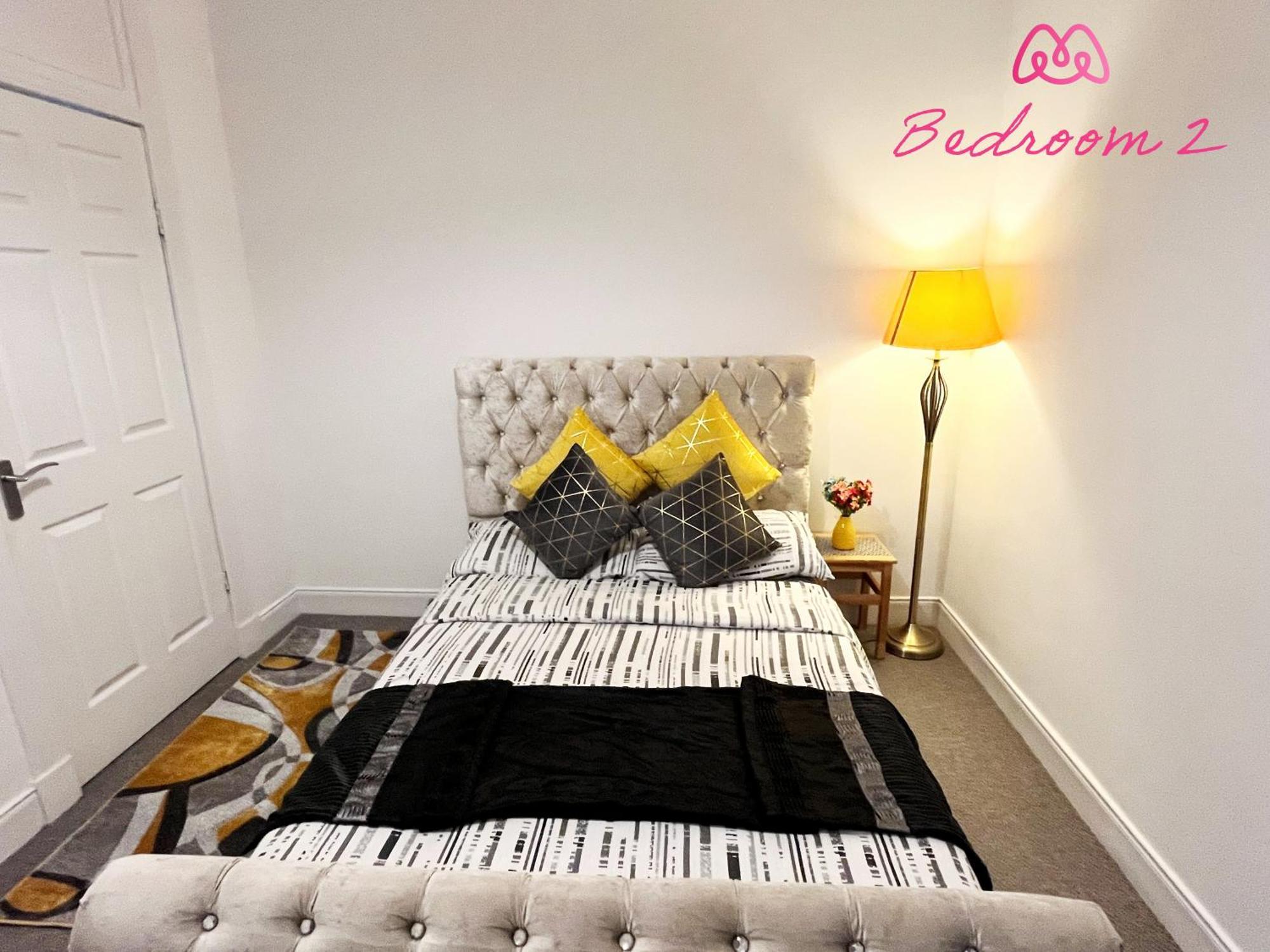 2 Bedrooms Entire Apartment Self Check In Kelty المظهر الخارجي الصورة