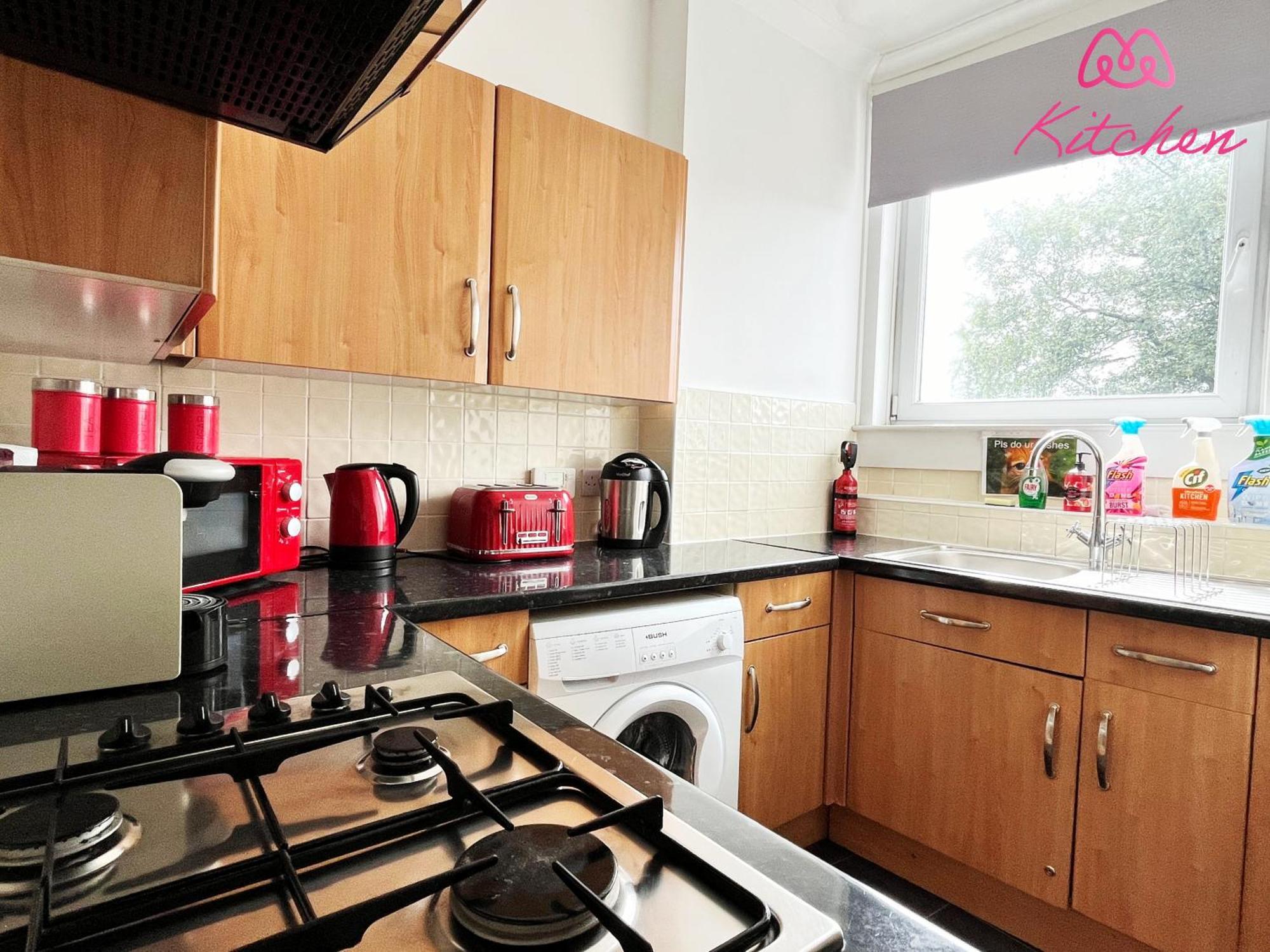 2 Bedrooms Entire Apartment Self Check In Kelty المظهر الخارجي الصورة