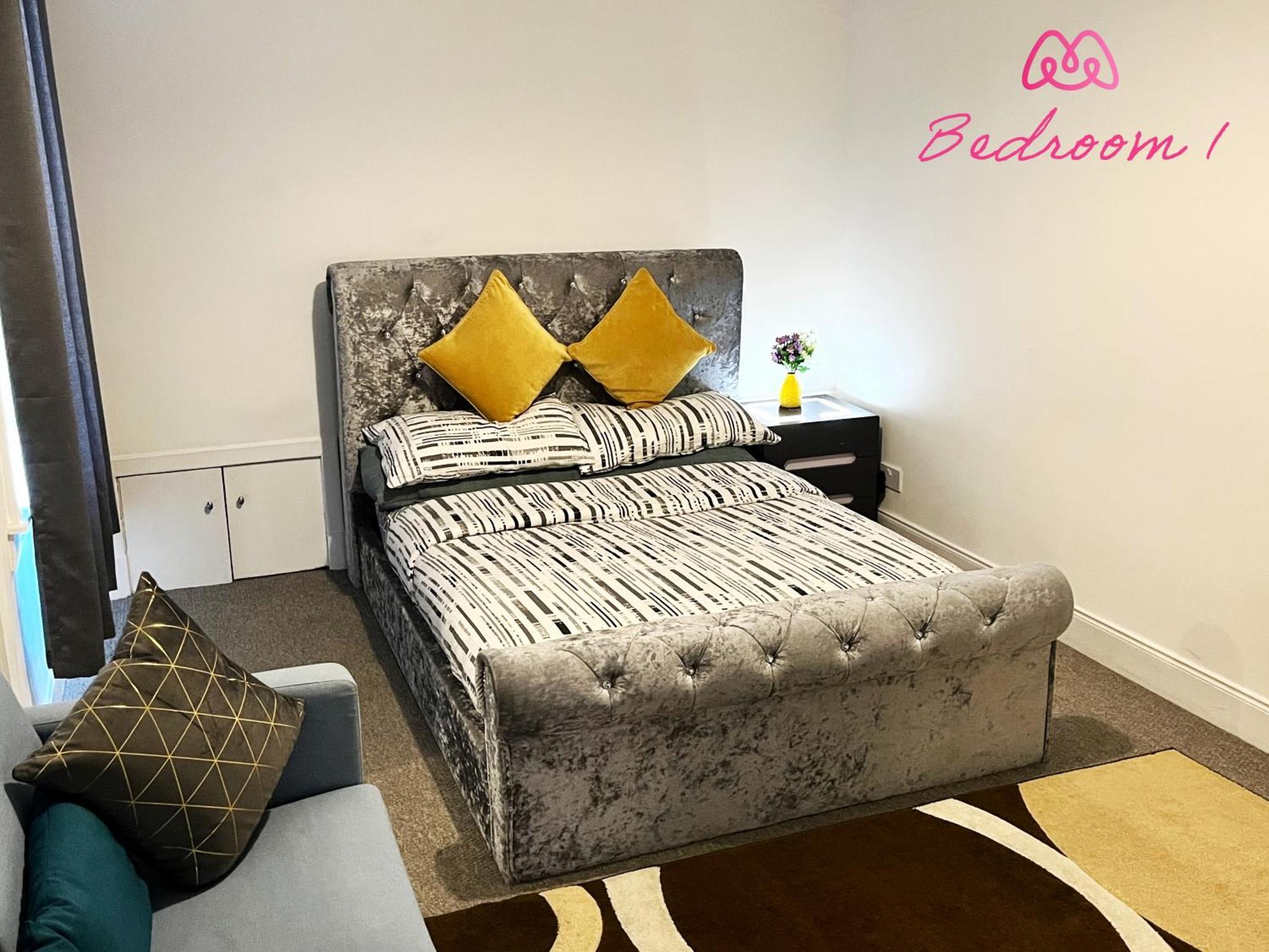 2 Bedrooms Entire Apartment Self Check In Kelty المظهر الخارجي الصورة