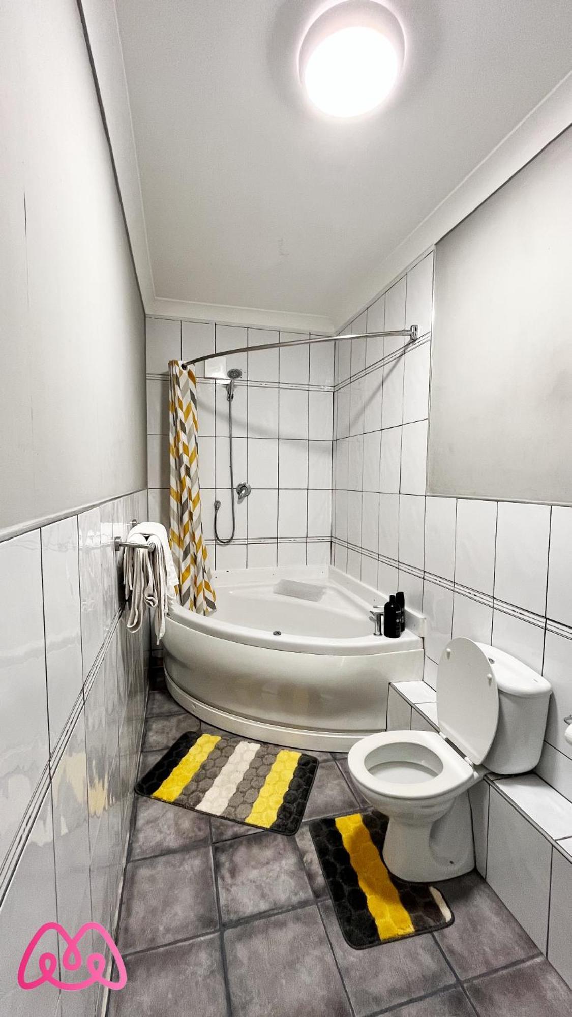 2 Bedrooms Entire Apartment Self Check In Kelty المظهر الخارجي الصورة