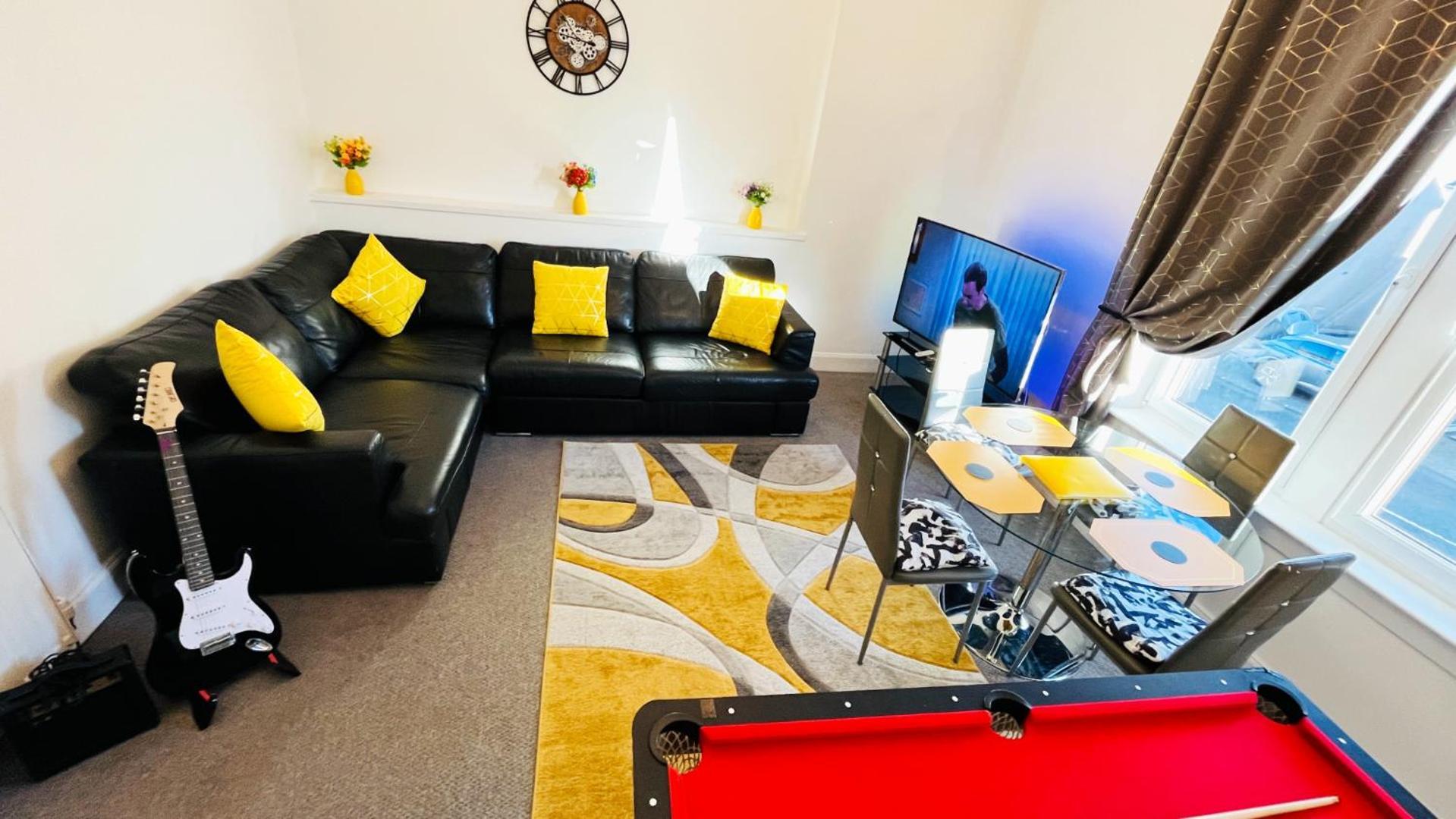 2 Bedrooms Entire Apartment Self Check In Kelty المظهر الخارجي الصورة
