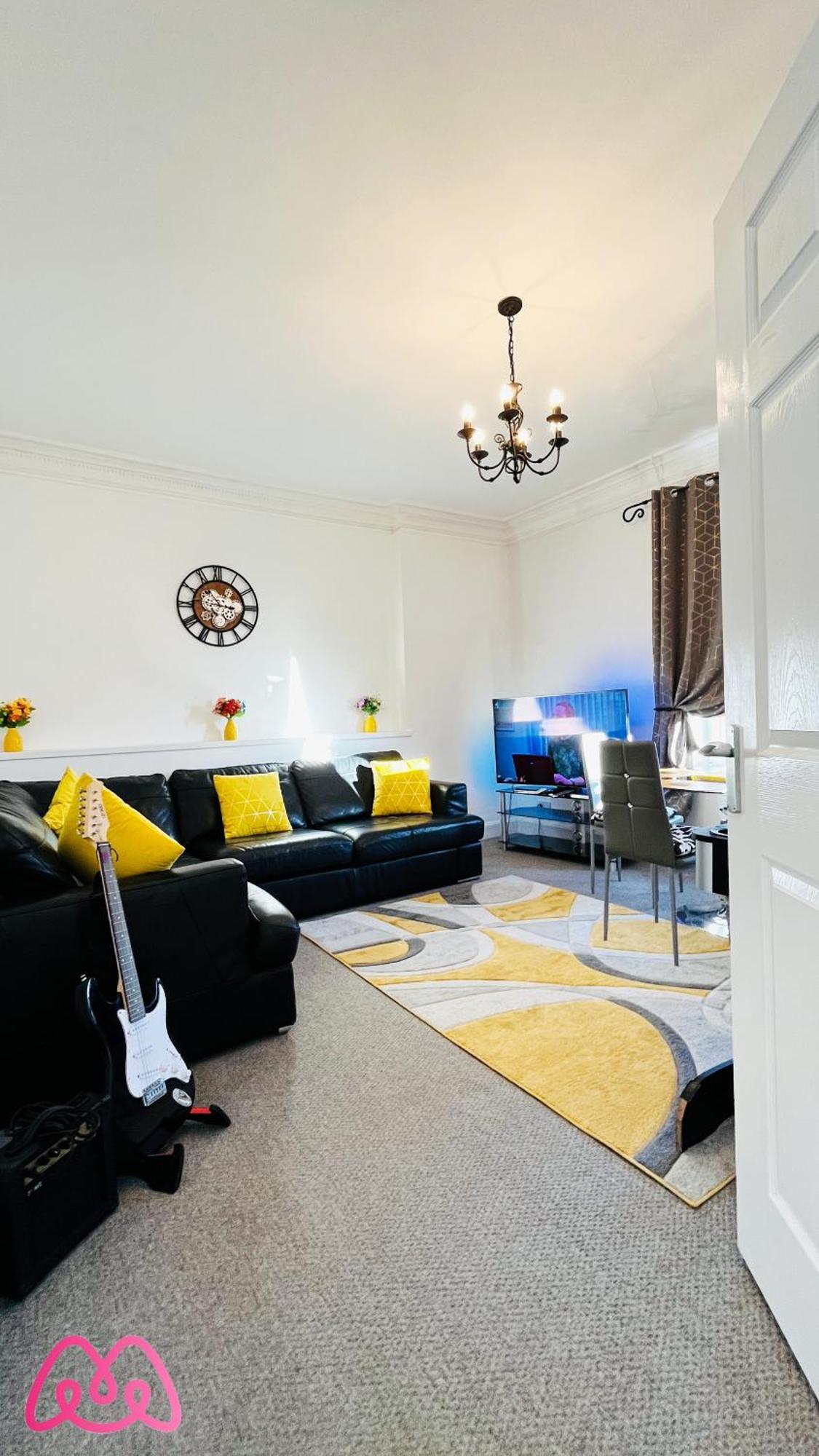 2 Bedrooms Entire Apartment Self Check In Kelty المظهر الخارجي الصورة