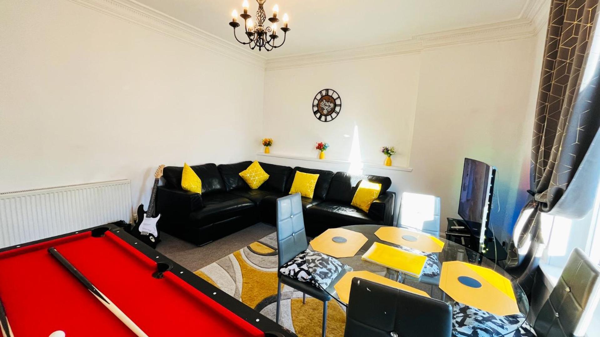 2 Bedrooms Entire Apartment Self Check In Kelty المظهر الخارجي الصورة