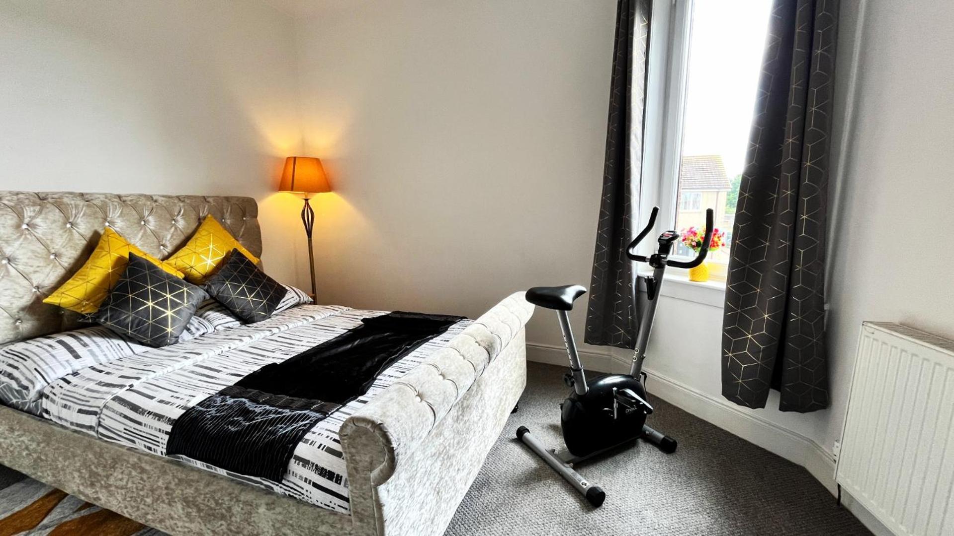 2 Bedrooms Entire Apartment Self Check In Kelty المظهر الخارجي الصورة
